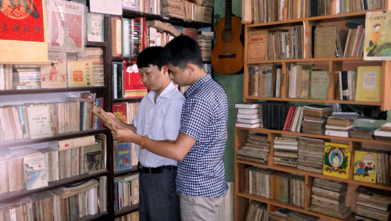 Jóvenes amantes de la lectura y su afición a libros y periódicos antiguos